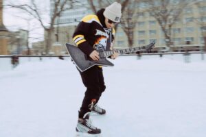 TEEMU MÄNTYSAARI a déchiré une partie de « Let There Be Shred » de MEGADETH pendant qu'il faisait du patinage sur glace