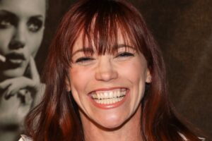 Un ancien membre des Pussycat Dolls accuse la raison pour laquelle elle n'est pas en tournée de soutenir MAGA