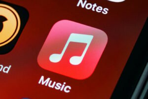 Un homme plaide coupable d'avoir volé 8 millions de dollars de redevances sur des plateformes de streaming utilisant des auditeurs et des artistes générés par l'IA