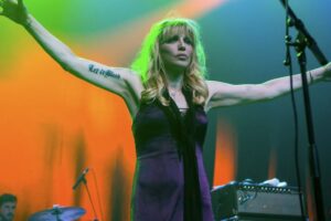 Courtney Love se souvient avoir été « traquée » par les Yakuza pour se déshabiller au Japon