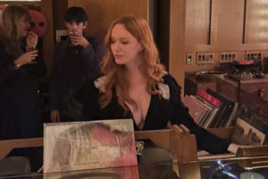 Christina Hendricks a fait tourner un DJ set en vinyle dans un bar de San Diego