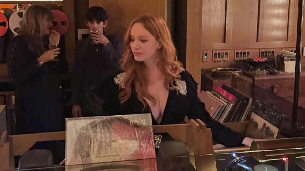 Christina Hendricks a fait tourner un DJ set en vinyle dans un bar de San Diego