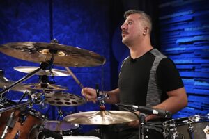 « Le batteur le plus rapide du monde » joue « Rusty Cage » de Soundgarden alors qu'il l'entend pour la première fois