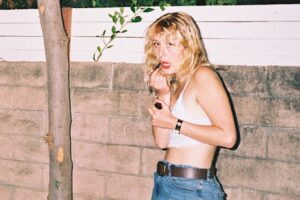 Phoebe Lunny des Lambrini Girls a été arrêtée après un avertissement concernant un musicien « vraiment douteux »