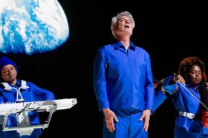 David Byrne ajoute des dates de tournée aux États-Unis en 2026