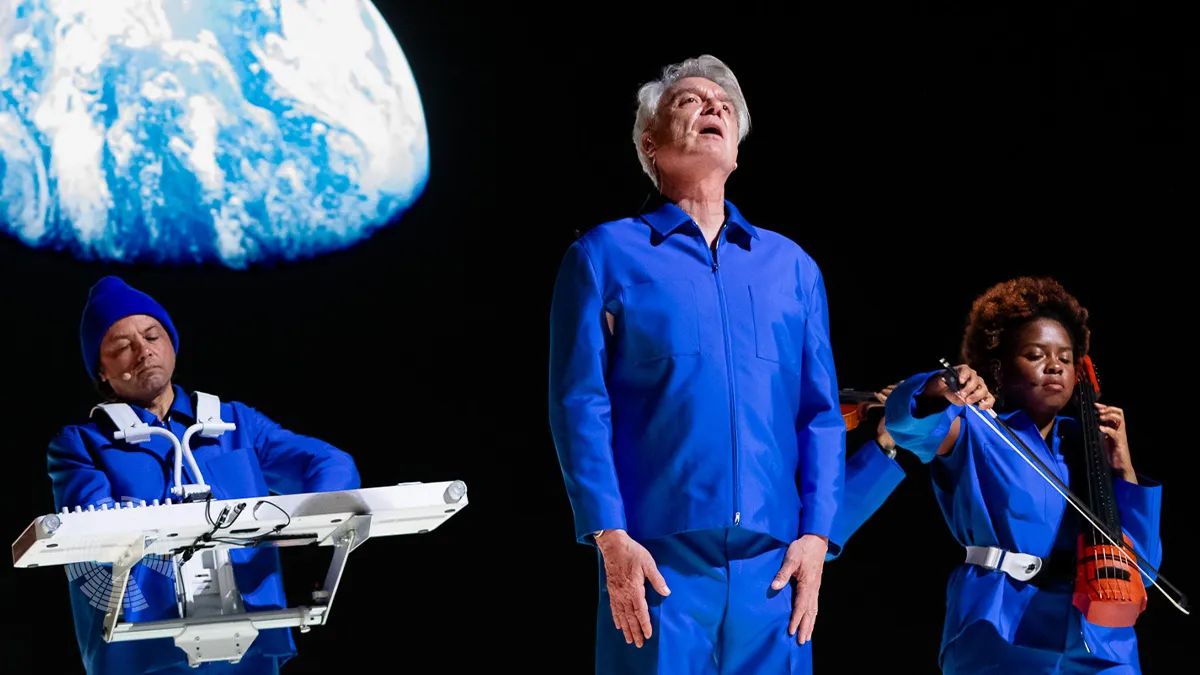 David Byrne ajoute des dates de tournée aux États-Unis en 2026