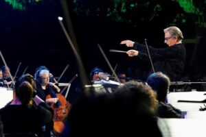 Metallica pleure le décès du co-chef d'orchestre de « S&M2 », Michael Tilson Thomas