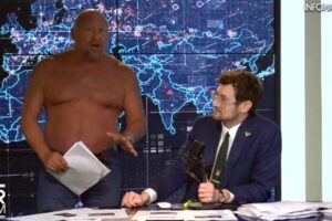 Alex Jones se déshabille dans une diatribe à propos de The Onion et de l'accord InfoWars