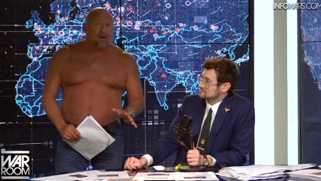 Alex Jones se déshabille dans une diatribe à propos de The Onion et de l'accord InfoWars