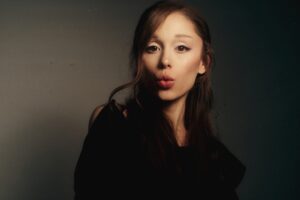 Ariana Grande annonce un nouvel album, Petal, avant sa prochaine tournée