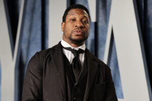 Jonathan Majors tombe par la fenêtre pendant le tournage d'un nouveau film pour The Daily Wire