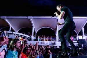 La croisière de l'été 1999 de Creed amène un festival de rock complet en mer