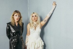 Les Lambrini Girls reportent les dates de leur tournée 2026 en raison d’une fracture du cou