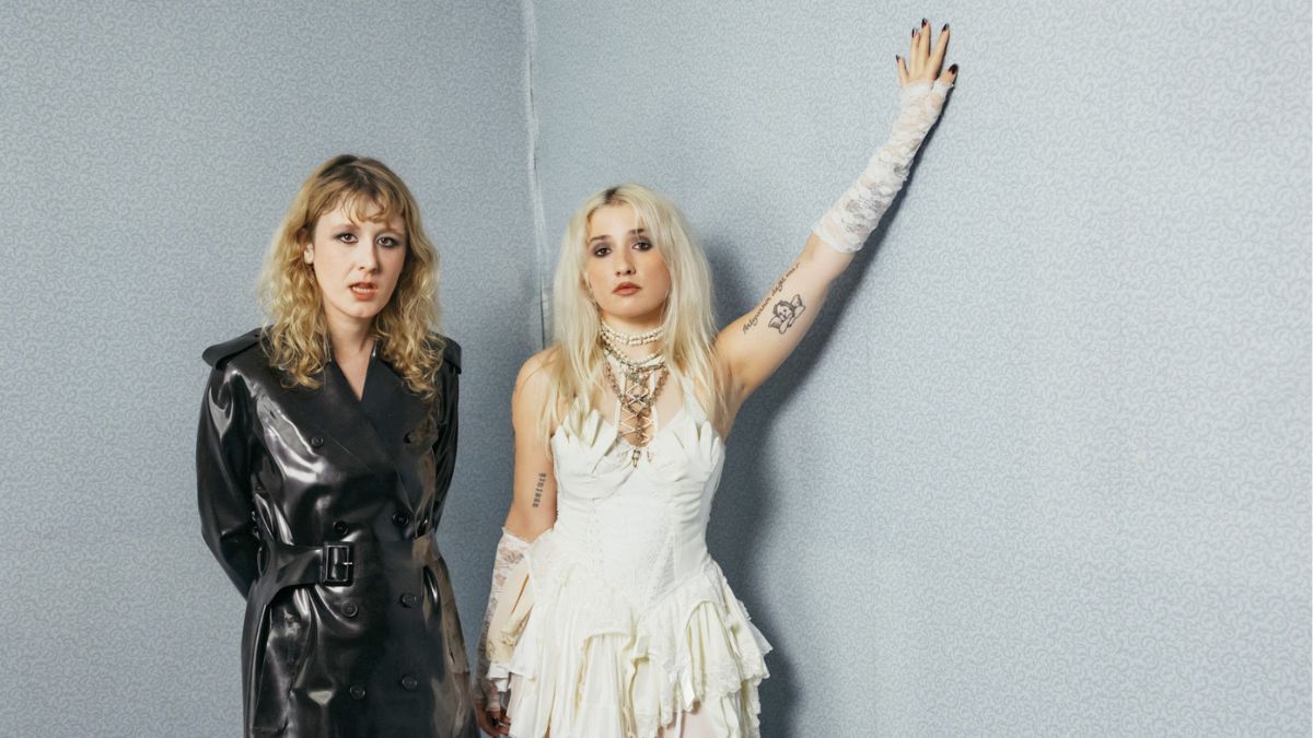 Les Lambrini Girls reportent les dates de leur tournée 2026 en raison d’une fracture du cou