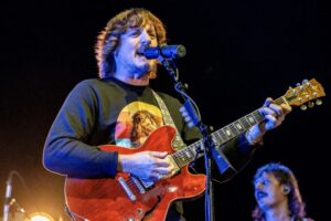 Sturgill Simpson annonce sa tournée 2026 sous le nom de Johnny Blue Skies