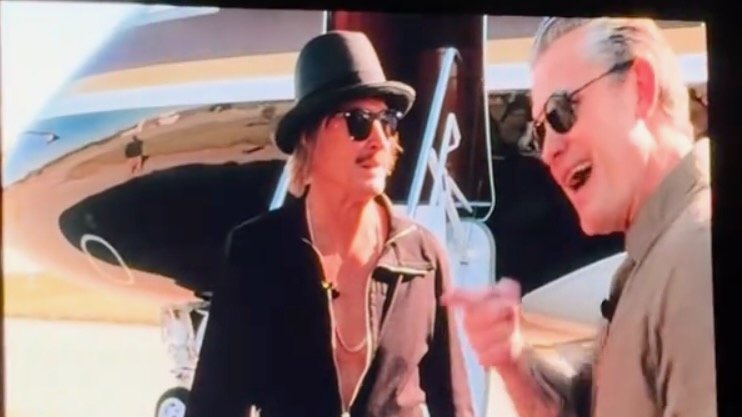 Kid Rock monte un hélicoptère Apache avec Pete Hegseth en vidéo pour ouvrir une nouvelle tournée