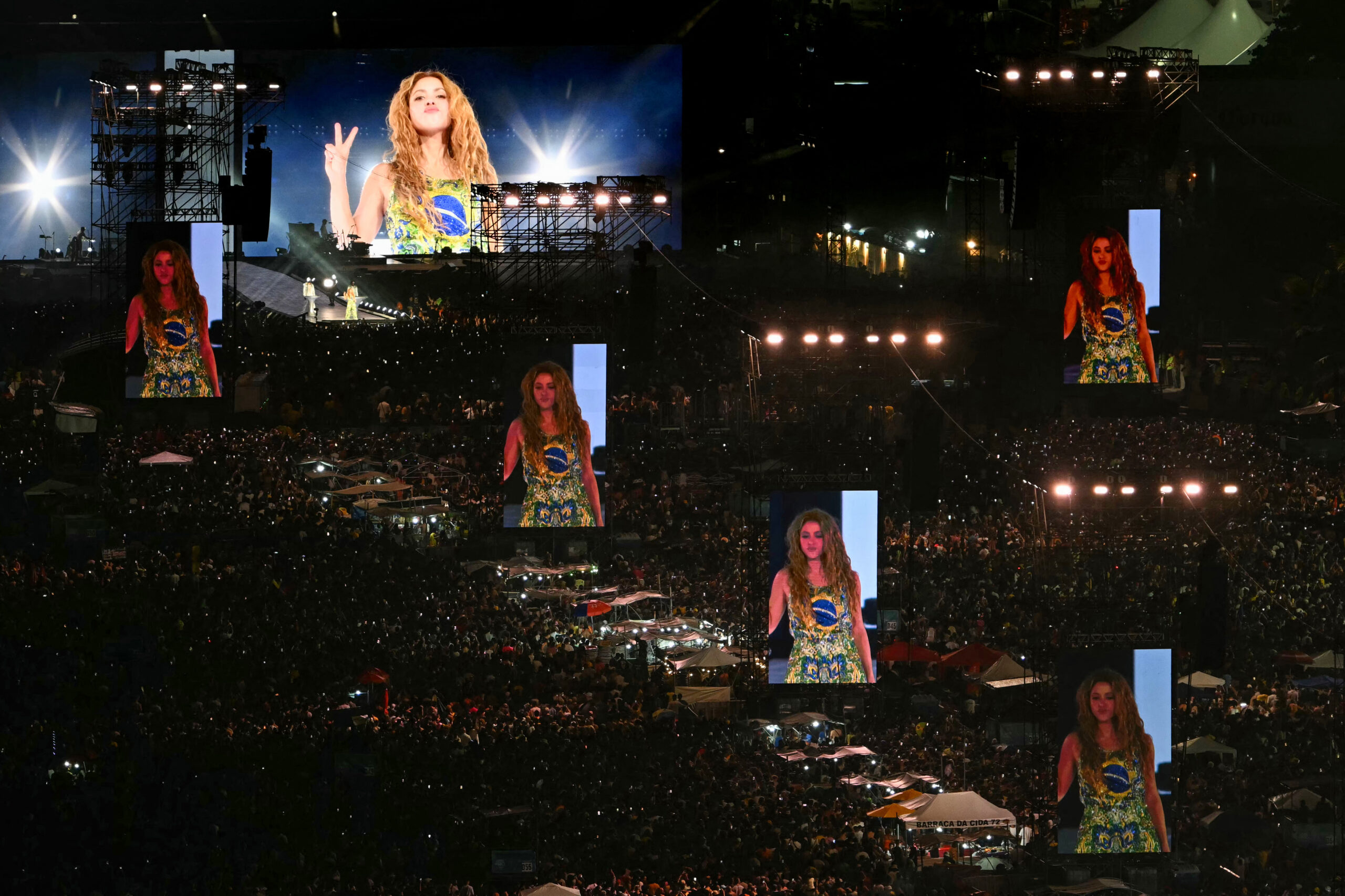 Shakira se produit devant 2 millions de personnes sur la plage de Copacabana à Rio de Janeiro