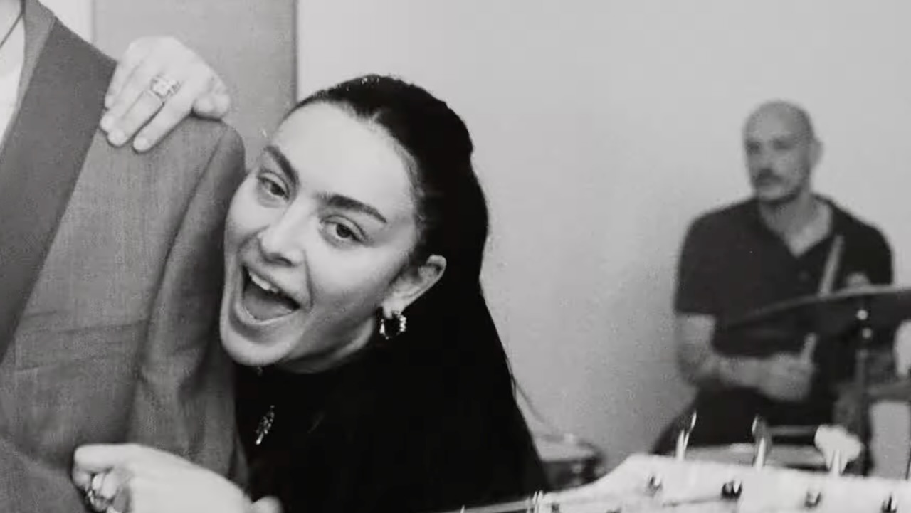 "Rock Music" de Charli XCX est une imitation méta-pop punk