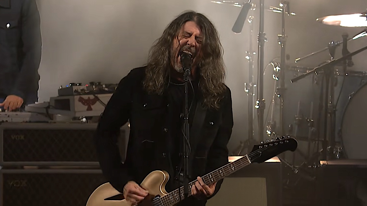 Foo Fighters donne un coup de chapeau à Letterman avec une performance spéciale de Colbert de deux classiques
