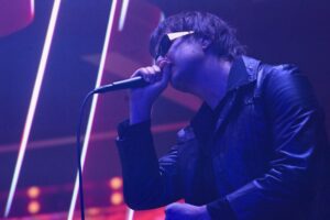 Les Strokes font leurs débuts avec « Falling Out of Love » sur Colbert : regardez