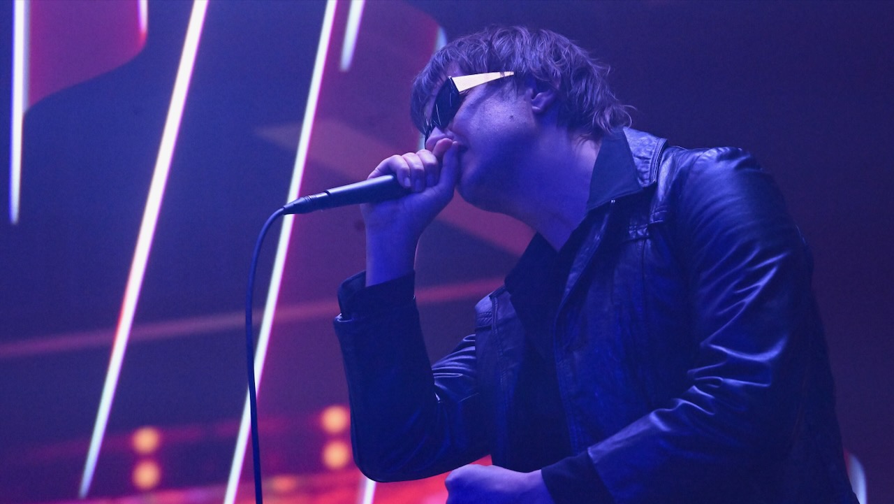 Les Strokes font leurs débuts avec "Falling Out of Love" sur Colbert : regardez