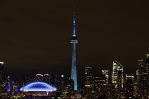 Comment Drake a illuminé la Tour CN pour la sortie de la trilogie de l'album Iceman