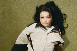 Lola Young sort « From Down Here », la première nouvelle musique depuis sa pause : stream