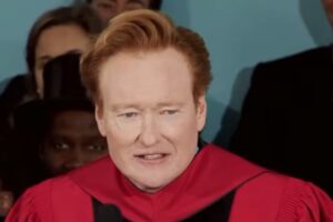 Conan O'Brien dit aux diplômés de Harvard de laisser Harvard devenir « la chose la moins importante » pour eux