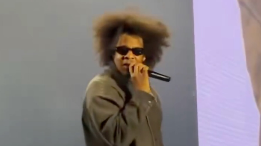 JAY-Z critique Drake, Kanye et Nicki Minaj lors de son retour au Roots Picnic
