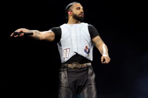 Drake est en tête des charts, établit des records et balaye les anciens : NPR