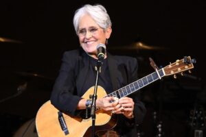 Joan Baez dénonce les pop stars qui évitent l'activisme : « Faites ce petit pas »