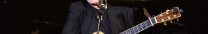 Joan Baez dénonce les pop stars qui évitent l'activisme : « Faites ce petit pas »