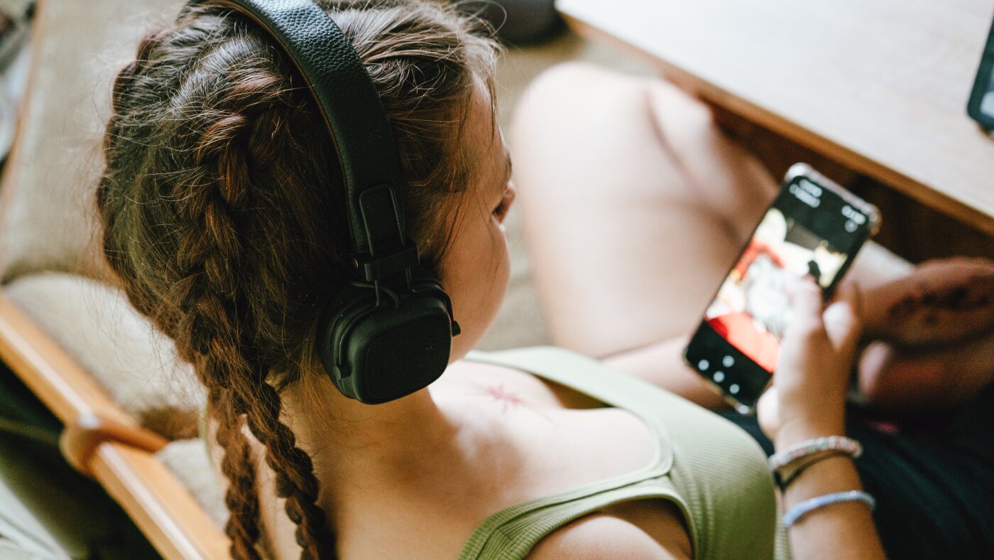 La musique IA inonde les plateformes de streaming. Mais les auditeurs l'aiment de moins en moins : NPR