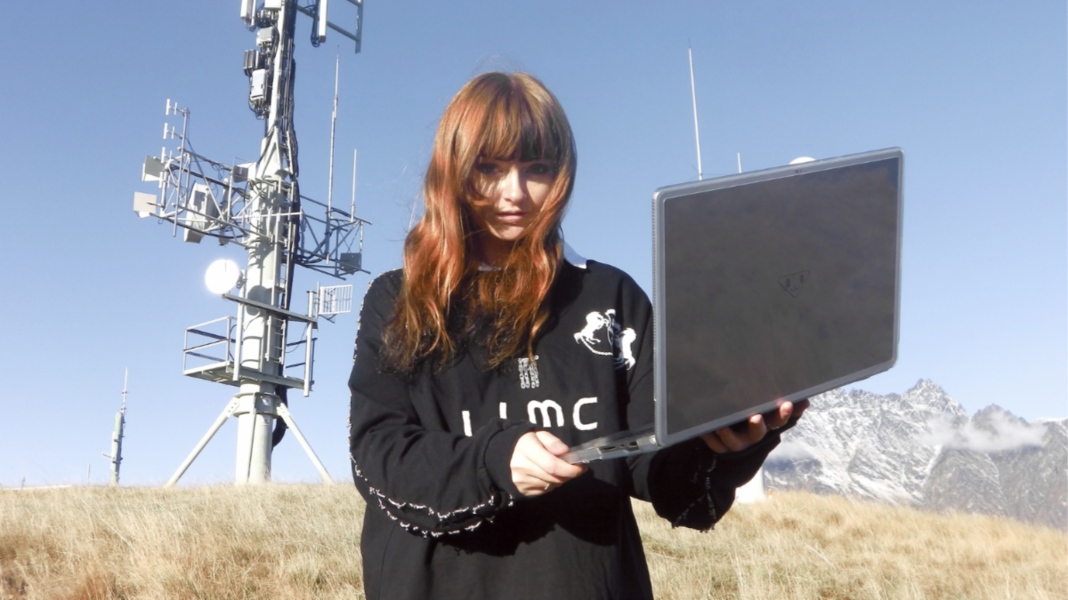 Ninajirachi annonce les dates de la tournée "I Love My Computer and It Loves Me"