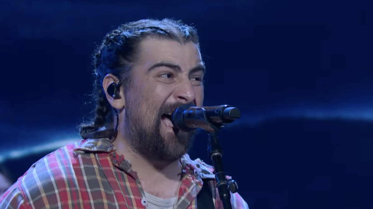 Noah Kahan réveille la foule de SNL avec une ballade émotionnelle