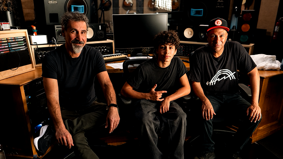 Tom Morello dévoile une nouvelle chanson "Adjourn It" avec Serj Tankian et Roman Morello