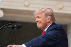 Trump dit qu'il fera la une du National Mall après l'abandon des artistes : NPR