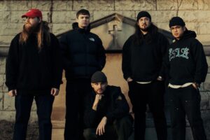Knocked Loose continue sa tournée après que le guitariste ait été heurté par une voiture et que le chanteur souffre de paralysie de Bell