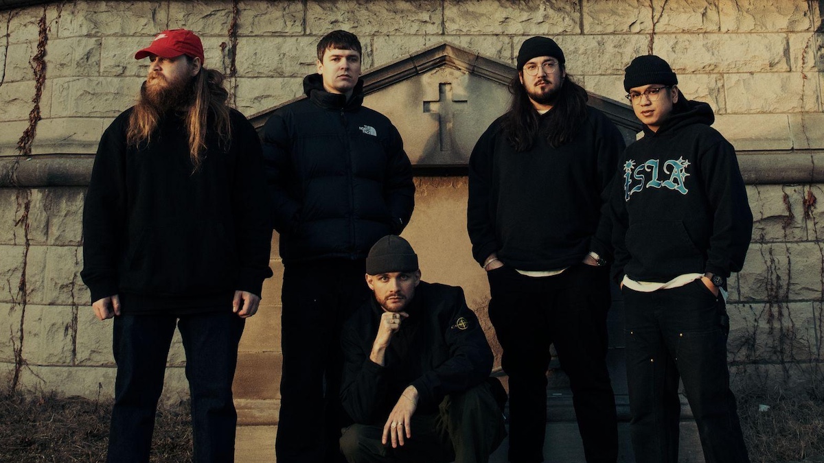 Knocked Loose continue sa tournée après que le guitariste ait été heurté par une voiture et que le chanteur souffre de paralysie de Bell