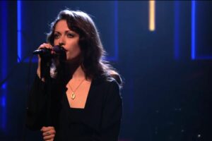Violet Grohl annonce une tournée et apporte « Bug in the Cake » à Fallon : regardez