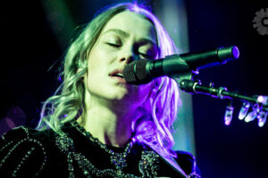 Phoebe Bridgers a organisé un petit spectacle sans téléphone au Madison Square Garden : critique
