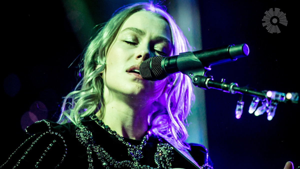 Phoebe Bridgers a organisé un petit spectacle sans téléphone au Madison Square Garden : critique