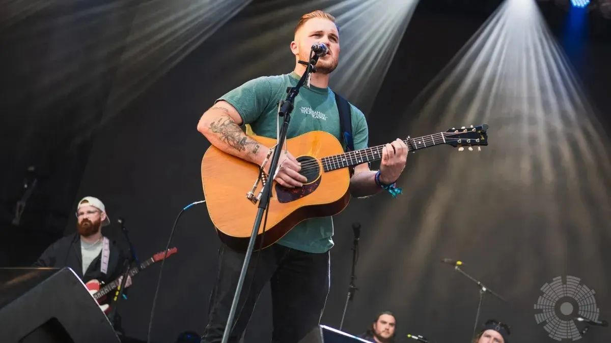 Zach Bryan partage une nouvelle chanson "Breakfast In Bed" : écoutez