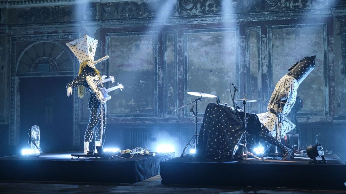 Angine de Poitrine Groove Out avec "Fabienk" et "Sarniezz" sur Jools Holland : Regardez