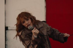 Carly Rae Jepsen sort une nouvelle chanson « On Wires » : streaming