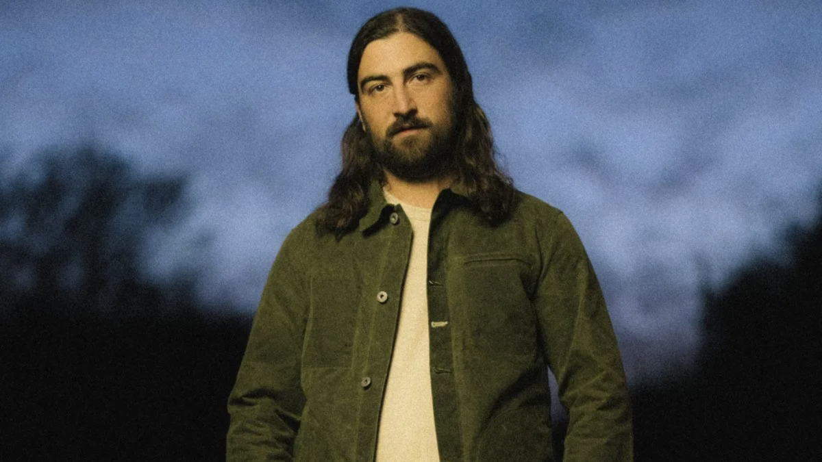 Noah Kahan dénonce le vol d'un panneau de signalisation dans sa chanson