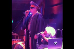 Jello Biafra revient sur scène quelques mois seulement après avoir subi un accident vasculaire cérébral