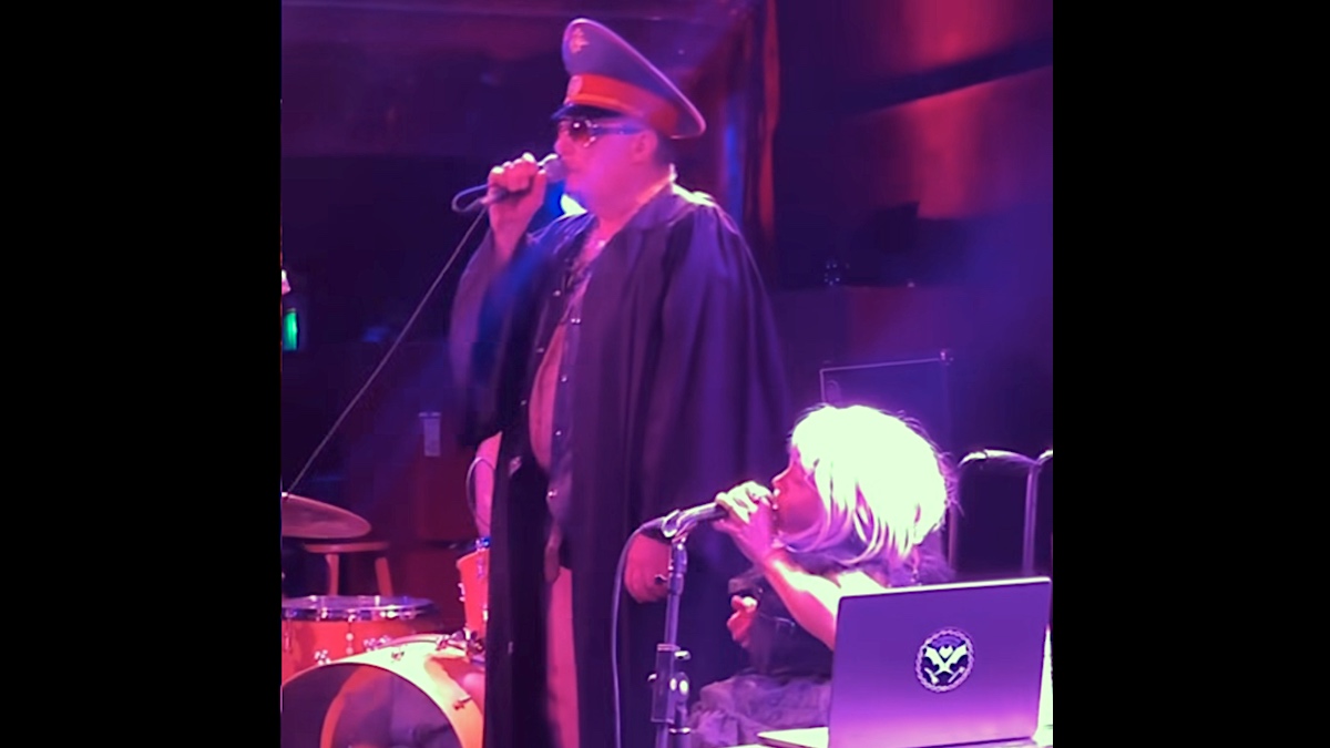 Jello Biafra revient sur scène quelques mois seulement après avoir subi un accident vasculaire cérébral
