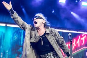 Bruce Dickinson d'Iron Maiden fustige les chanteurs qui continuent de se produire lorsque leurs « voix sont abattues »