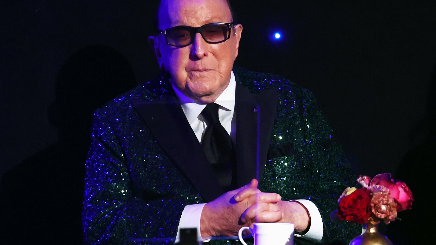 Clive Davis, directeur musical et champion d'artistes pop légendaires, est décédé à 94 ans : NPR